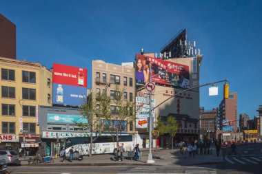 Manhattan Çin Mahallesi 'nde insanlar sokakta yürüyor.