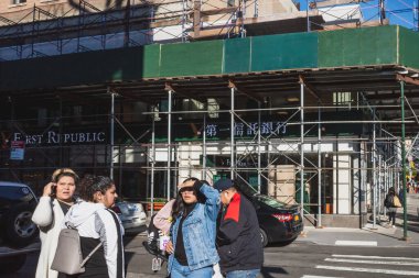 Manhattan 'da karşıdan karşıya geçmek için bekleyen insanlar var.