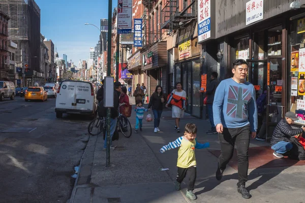 Ludzie spacerujący ulicą po chińskiej dzielnicy Manhattan — Zdjęcie stockowe