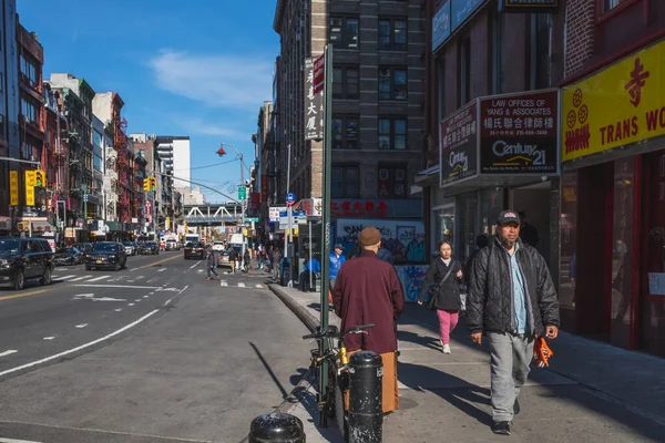 Pessoas andando ao longo da rua em Manhattan Chinatown — Fotografia de Stock