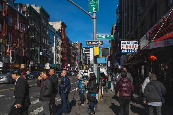 Ludzie na skrzyżowaniu czekają na skrzyżowaniu ulic na Manhattanie Chinat — Zdjęcie stockowe