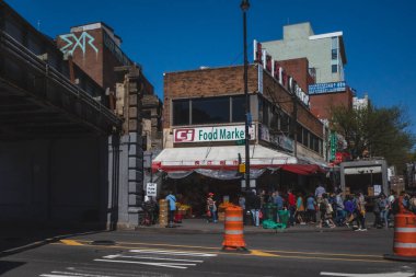 Flushing, New York City - 24 Nisan 2019: Flushing Çin Mahallesi 'ndeki ana caddede gıda pazarı