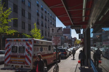 Flushing, New York City - 24 Nisan 2019: Flushing Chinatown caddesinde yürüyen yayalar