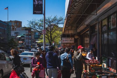 Flushing, New York City - 24 Nisan 2019: Flushing Chinatown caddesinde yürüyen yayalar