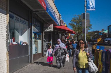 Flushing, New York City - 24 Nisan 2019: Yerel halk Flushing Chinatown şehir merkezindeki dükkanların önünden geçiyor