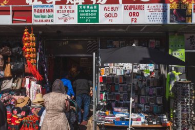 Flushing, New York City - 24 Nisan 2019: Çin Mahallesi Flushing mağazasına giren insanlar