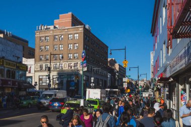 Flushing, New York City - 24 Nisan 2019: Flushing Chinatown şehir merkezinde yaya ve trafik