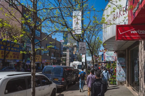 Flushing Nova York Abril 2019 Pedestres Andando Pela Rua Flushing — Fotografia de Stock