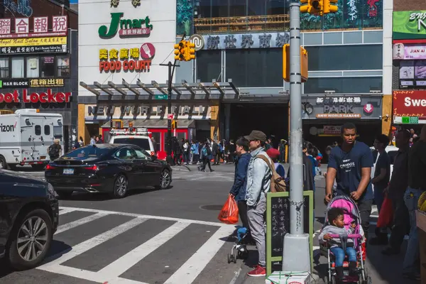 Flushing Nova York Abril 2019 Tráfego Main Street Flushing Chinatown — Fotografia de Stock