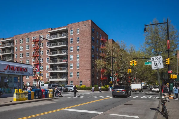 Flushing, New York City - 24 Nisan 2019: Roosevelt Bulvarı ve Flushing Çin Mahallesi 'ndeki Union Caddesi kavşağında trafik