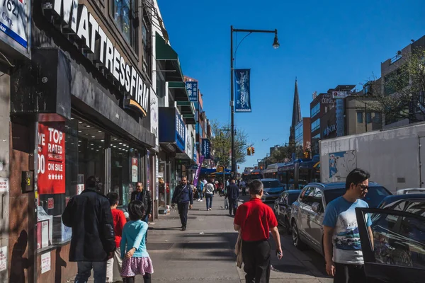 Flushing Nova York Abril 2019 Pedestres Andando Pela Rua Flushing — Fotografia de Stock
