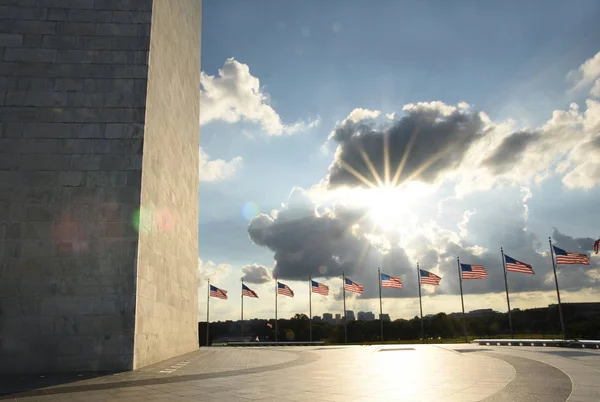 Monumento a Washington y banderas americanas al atardecer — Foto de Stock