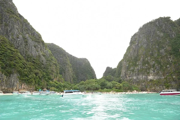 Numero di turisti e motoscafi nella baia di Maya — Foto Stock