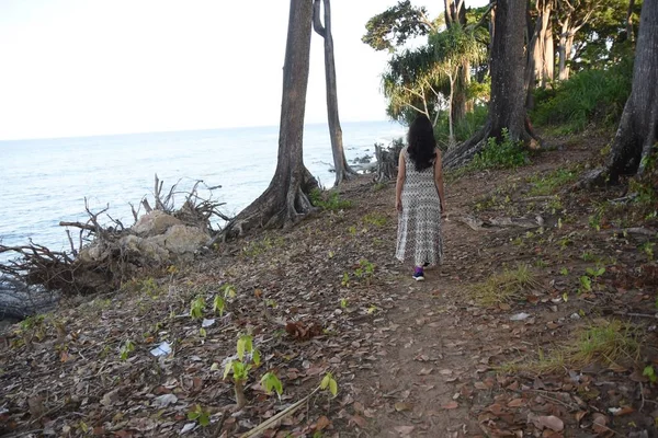 Vrouw die door het bos en strand loopt — Stockfoto