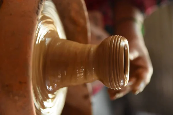 Жіночий гончар робить чашку з глини — стокове фото
