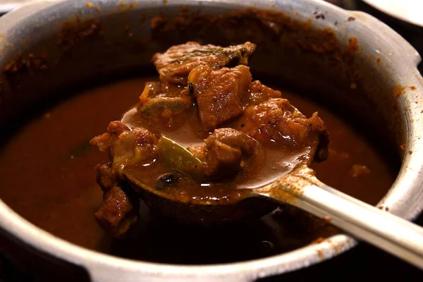 Preparación de curry de Mutton picante indio con cuchara — Foto de Stock