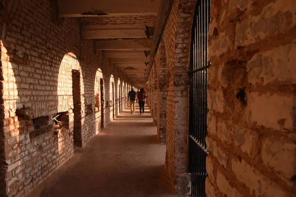 観光客はセルラー刑務所の一部を観察しています ストック画像