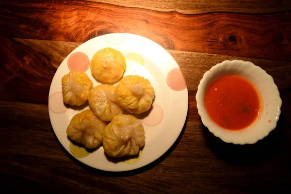 Χορτοφαγικά Momos Φαγητό Σερβίρεται Σάλτσα Ντομάτας Πάνω Από Ξύλινο Φόντο — Φωτογραφία Αρχείου