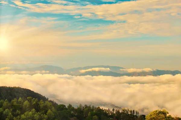 Nebliger Sonnenaufgang Über Den Bergen Und Der Stadt Salem Bedeckt — Stockfoto