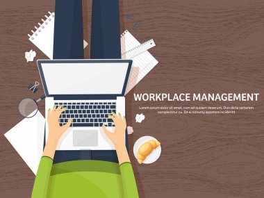 Çalışma alanı tablosu ve bilgisayar ile. Dizüstü bilgisayar, belgeler, kağıtları, not defteri, kalem. Evrak işleri. Ofis işleri, iş. Çalışma alanı yönetimi. Yaratıcı tasarım.
