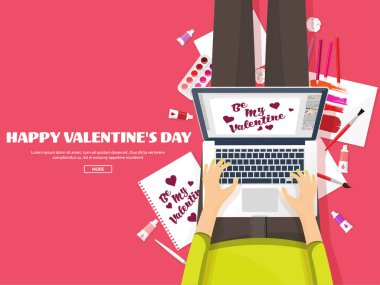 Sevgililer günü. Çalışma alanı tablosu ile. Tasarım ekipmanları. Kağıt üzerine çizim. El yapımı aşk kartı. Typewriting. Tebrik. 14 Şubat.