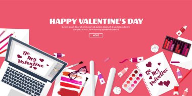 Sevgililer günü. Çalışma alanı tablosu ile. Tasarım ekipmanları. Kağıt üzerine çizim. El yapımı aşk kartı. Typewriting. Tebrik. 14 Şubat.