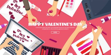 Sevgililer günü. Çalışma alanı tablosu ile. Tasarım ekipmanları. Kağıt üzerine çizim. El yapımı aşk kartı. Typewriting. Tebrik. 14 Şubat.