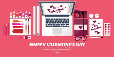 Sevgililer günü. Çalışma alanı tablosu ile. Tasarım ekipmanları. Kağıt üzerine çizim. El yapımı aşk kartı. Typewriting. Tebrik. 14 Şubat.