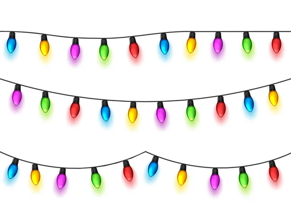 Lumières de Noël sur fond blanc. Guirlandes avec des ampoules colorées. Vacances de Noël. Carte de vœux de Noël élément design. Nouvel an, hiver. — Image vectorielle
