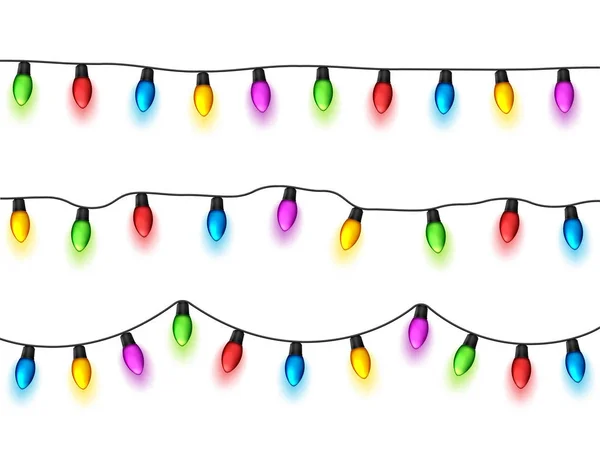 Lumières de Noël sur fond blanc. Guirlandes avec des ampoules colorées. Vacances de Noël. Carte de vœux de Noël élément design. Nouvel an, hiver. — Image vectorielle