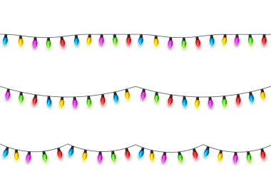 Beyaz arka planda parlayan Noel ışıkları. Renkli ampullü çelenkler. Noel tatili. Noel tebrik kartı tasarımı. Yeni yıl, kış.