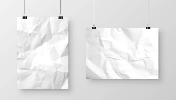 Realistische hängende leere zerknüllte Papierbögen mit Schatten im Format A4 isoliert auf grauem Hintergrund. Notizbuch oder Buchseite. Design-Vorlage oder Attrappe. Vektorillustration. — Stockvektor