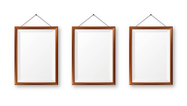 Duvarda asılı gerçekçi boş ahşap resim çerçevesi. Modern poster modeli. Ahşap desenli boş fotoğraf çerçevesi. Sanat galerisi. Vektör illüstrasyonu.