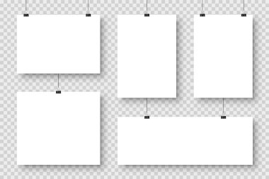 Gerçekçi boş kağıt çarşaflar ataçta asılı. A4 formatında beyaz afiş. Tasarım şablonu, model. Vektör illüstrasyonu.