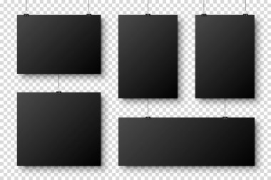 Gerçekçi boş kağıt çarşaflar ataçta asılı. A4 formatında siyah bir poster. Tasarım şablonu, model. Vektör illüstrasyonu.