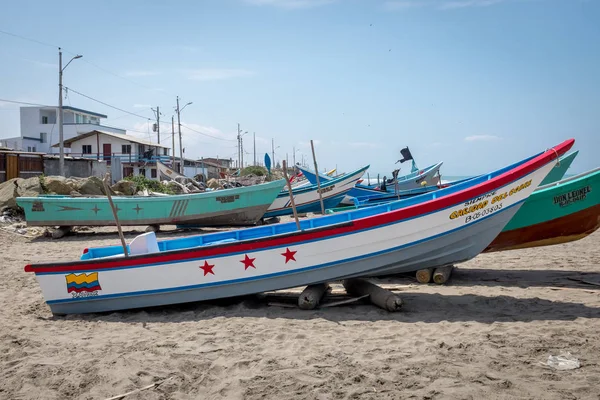 Manabi Ekvator sahilde küçük balıkçı teknesi