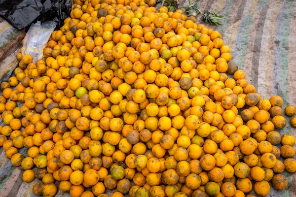 Laranjas para venda em um mercado de domingo no Equador — Fotografia de Stock