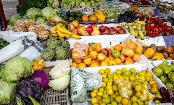 Frutas y Verduras Frescas a la venta en Charapoto Ecuador domingo Imagen de stock