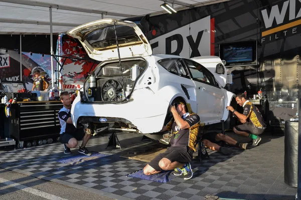 Otomotiv mühendisi, Red Bull Global Rallycro sırasında çalışıyor — Stok fotoğraf