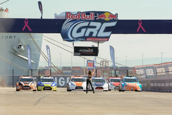 Grid Girl und Autos am Start beim Red-Bull-Global — Stockfoto