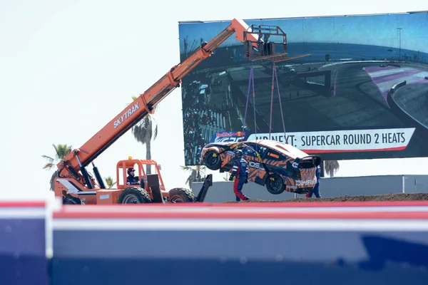 Crane levanta el coche de Conner Martell durante el Red Bull Global Rall —  Fotos de Stock