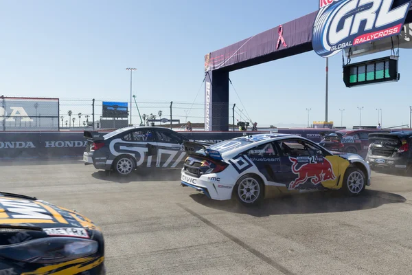 Les pilotes se battent pour leur position lors du Red Bull Global Rallycros — Photo