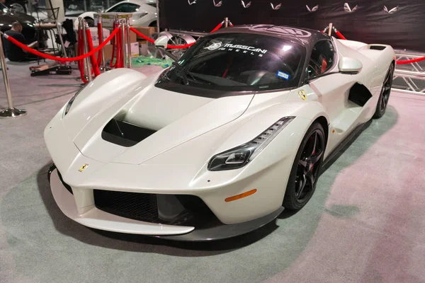 Aangepaste Ferrari Laferrari op display — Stockfoto