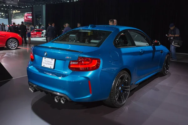 BMW M2 på displayen — Stockfoto