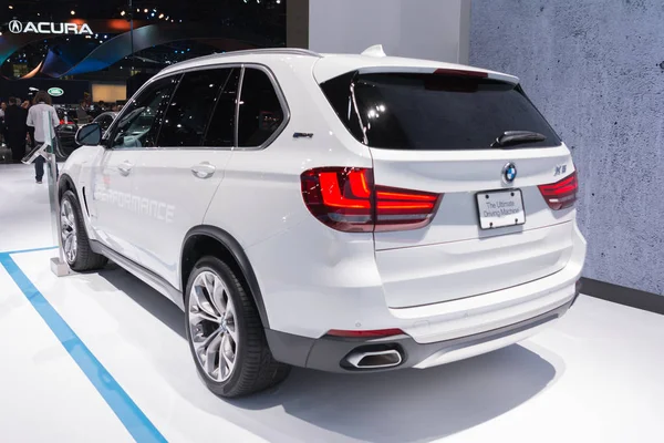 BMW X5 på displayen — Stockfoto