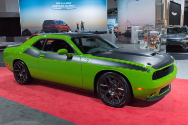 Dodge Challenger yeşil