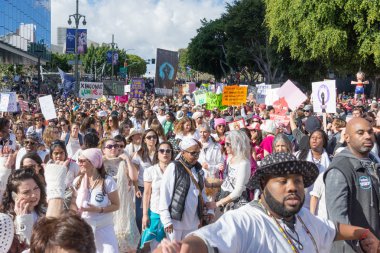 Kadın Mart sırasında birkaç yüz eylemciler
