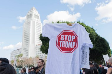 Eylemci bir t-shirt hakkında Başkan Trump tutar