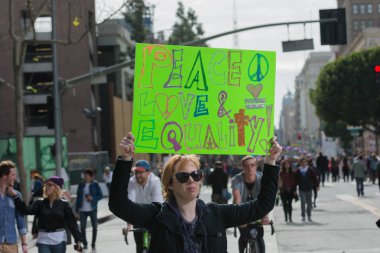 İnsan hakları konusunda bir işareti eylemci tutar