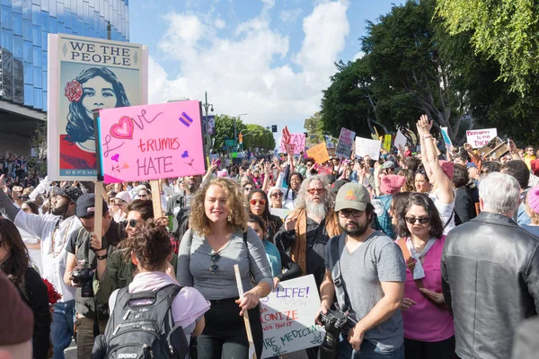 Diverse centinaia di attiviste durante la marcia delle donne — Foto Stock